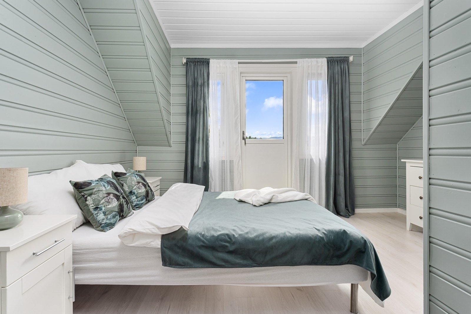 Soverom 2 er malt i delikat og tidløs grønn tone, god plass til dobbeltseng og garderobeløsning. Galleribilde