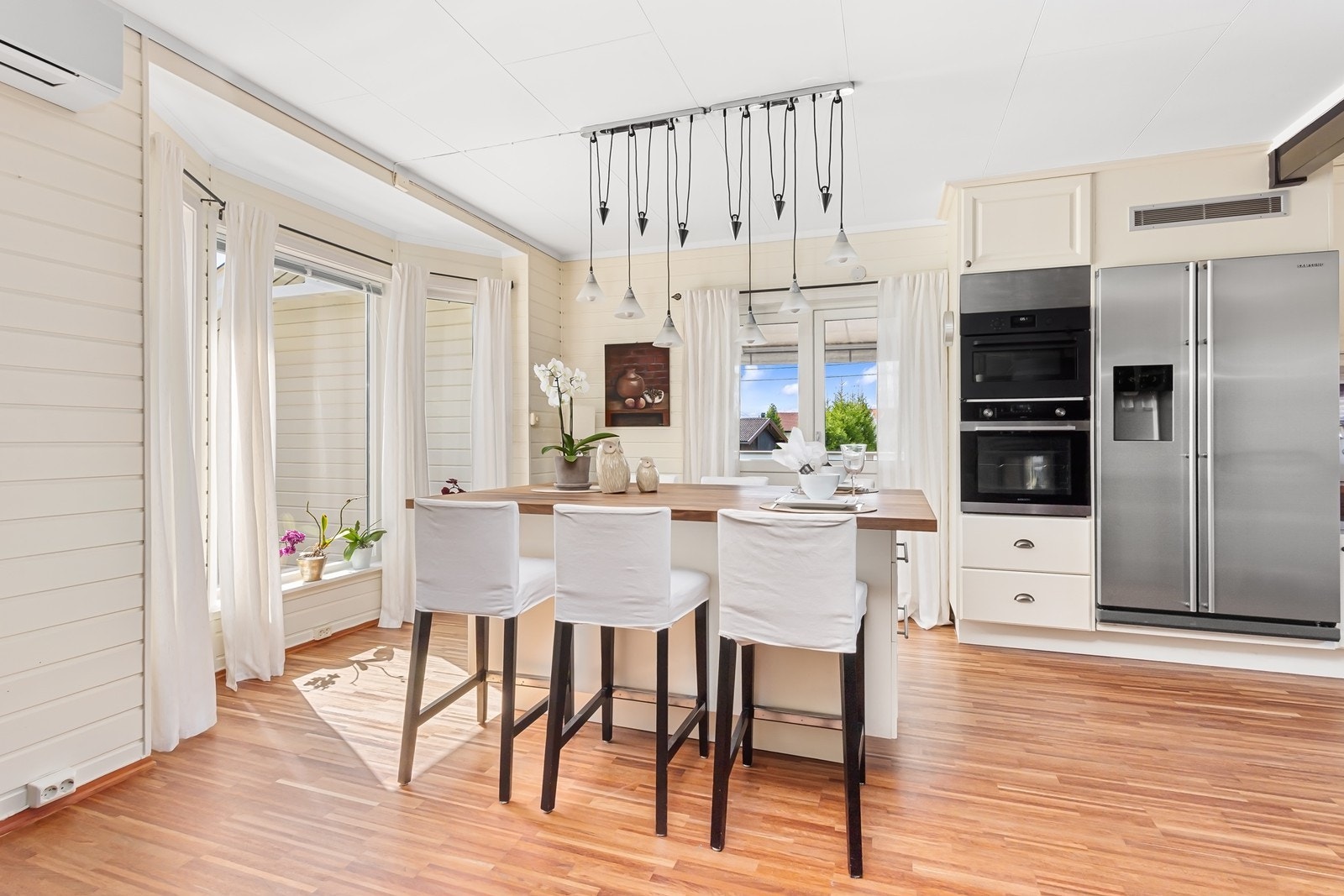 Kjøkkenet har en praktisk kjøkkenøy som også fungerer som et spisebord, der en kan sitte å nyte frokosten eller der barna kan sitte å gjøre lekser mens en lager mat. Galleribilde