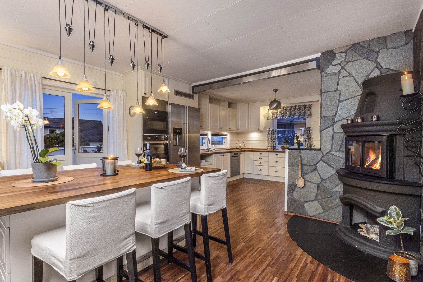 En gjennomtenkt plassering av elementene gjør kjøkkenet til et praktisk og hyggelig sted å lage mat og å invitere gjester. Galleribilde