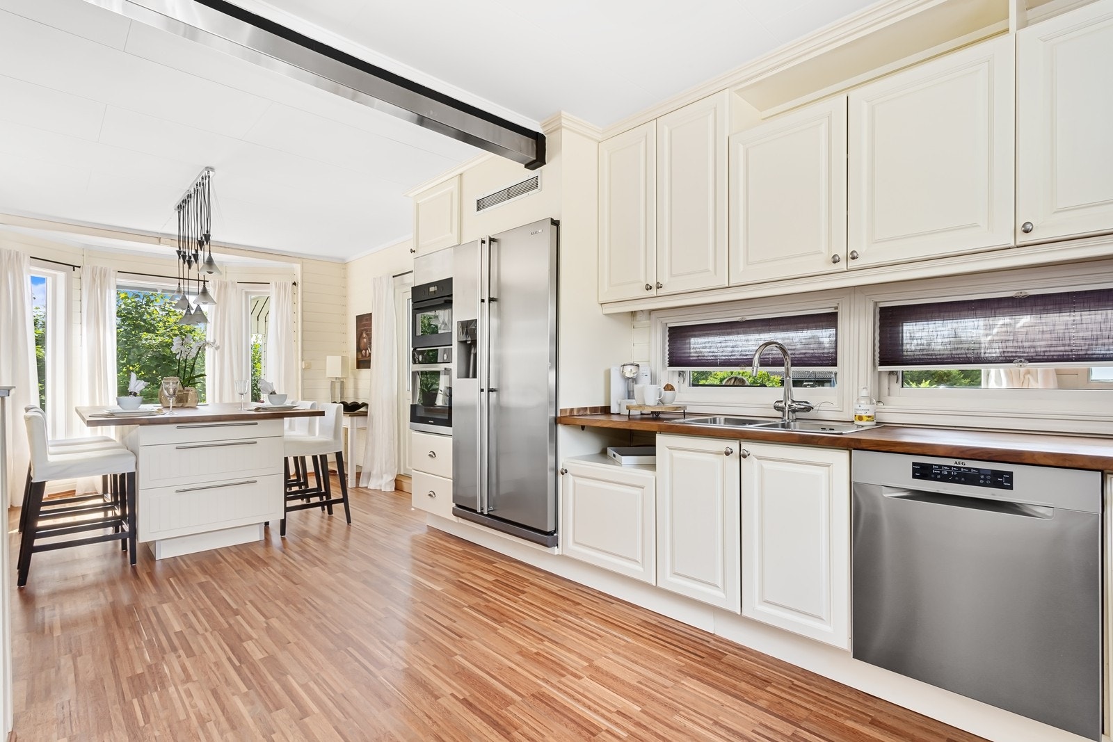 Kjøkkenet er utstyrt med frittstående hvitevarer som platetopp, oppvaskmaskin, kjøl/fryseskap, stekeovn og mikrobølgeovn. I tillegg til et praktisk kjølerom. Galleribilde