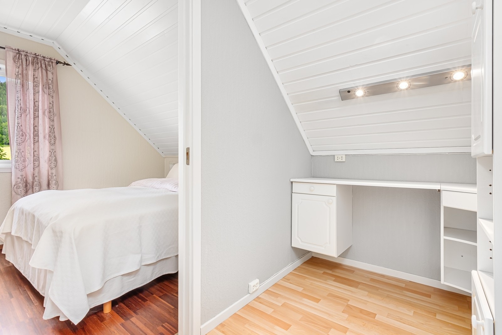 I tilknytning til soverom 4 finnes et pent innredet makeup rom med pult og god belysning i taket, perfekt for tenåringsjenta i huset. Galleribilde