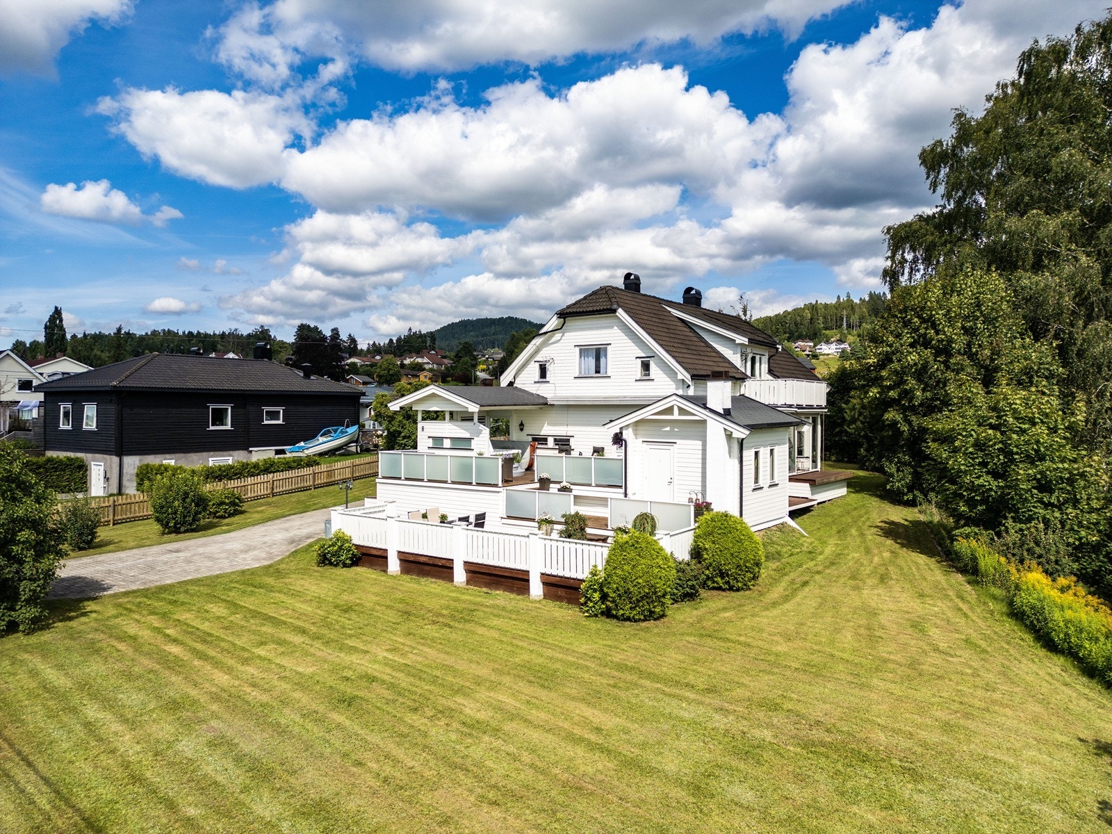 Stor hage med mye boltreplass perfekt for de minste og de firebente. Galleribilde