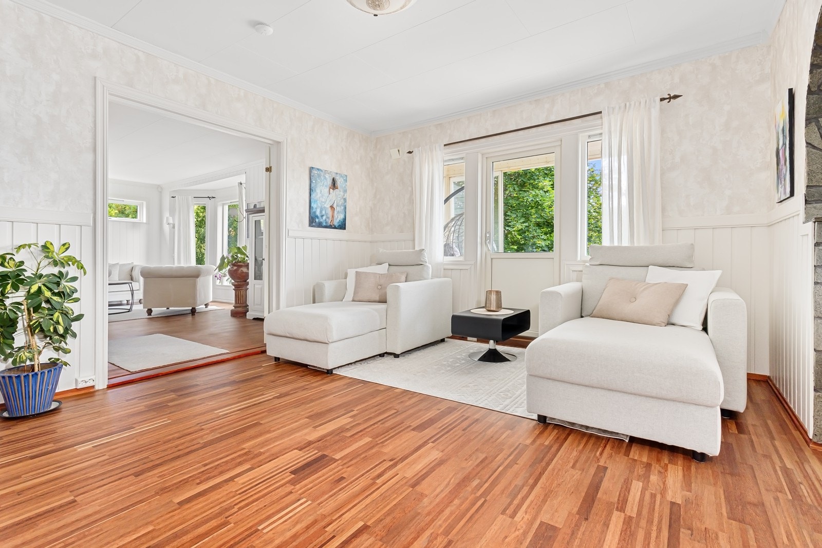 Boligen har en gjennomtenkt og velfungerende planløsning som går over 3 plan og holder en gjennomgående god standard. Galleribilde