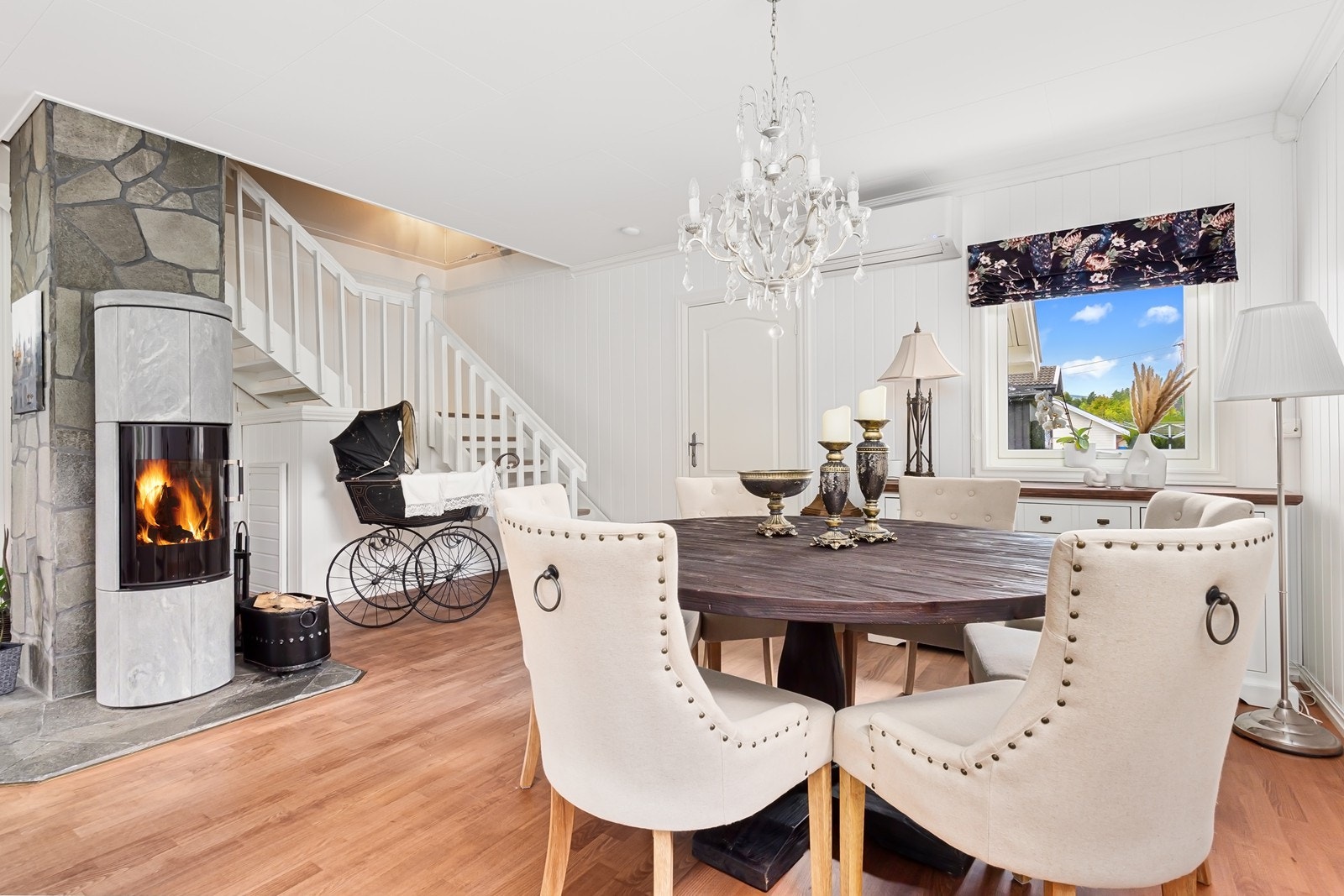 I stuen finnes en stemningsfull klebersteinsovn fra 2017 som gir god varme til rommet. Galleribilde