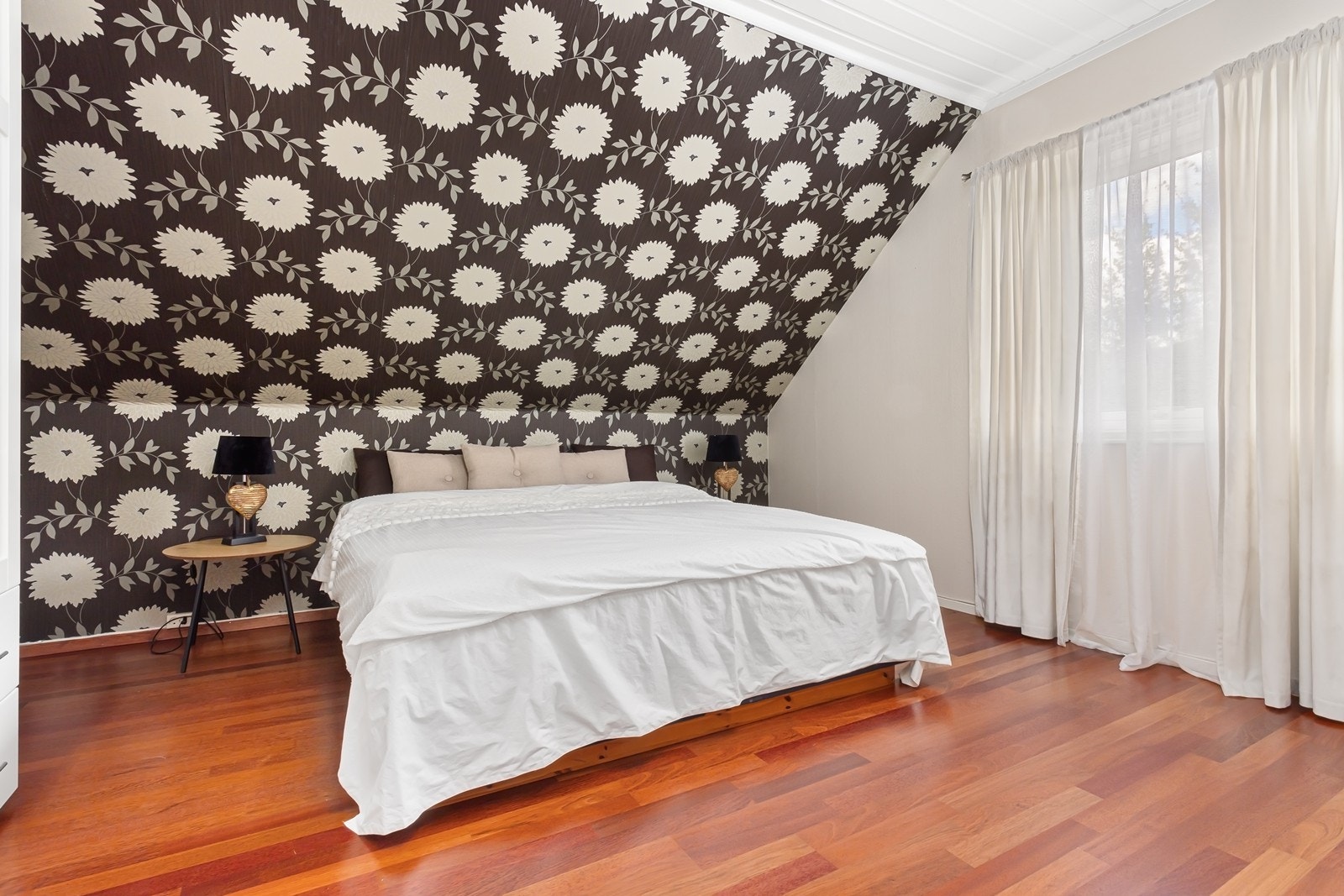 De andre soverommene er pent innredet med dobbeltseng og har god plass til garderobeskap. Galleribilde