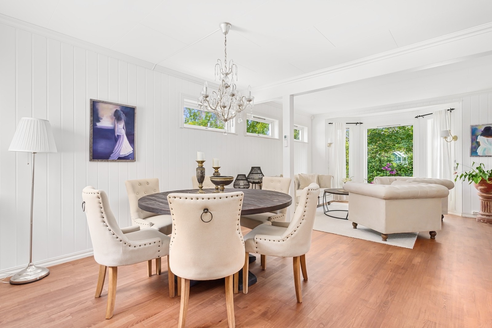 Det er rom for en komfortabel sofagruppe, salong og et stort spisebord der en kan dekke på til mange gjester. Galleribilde