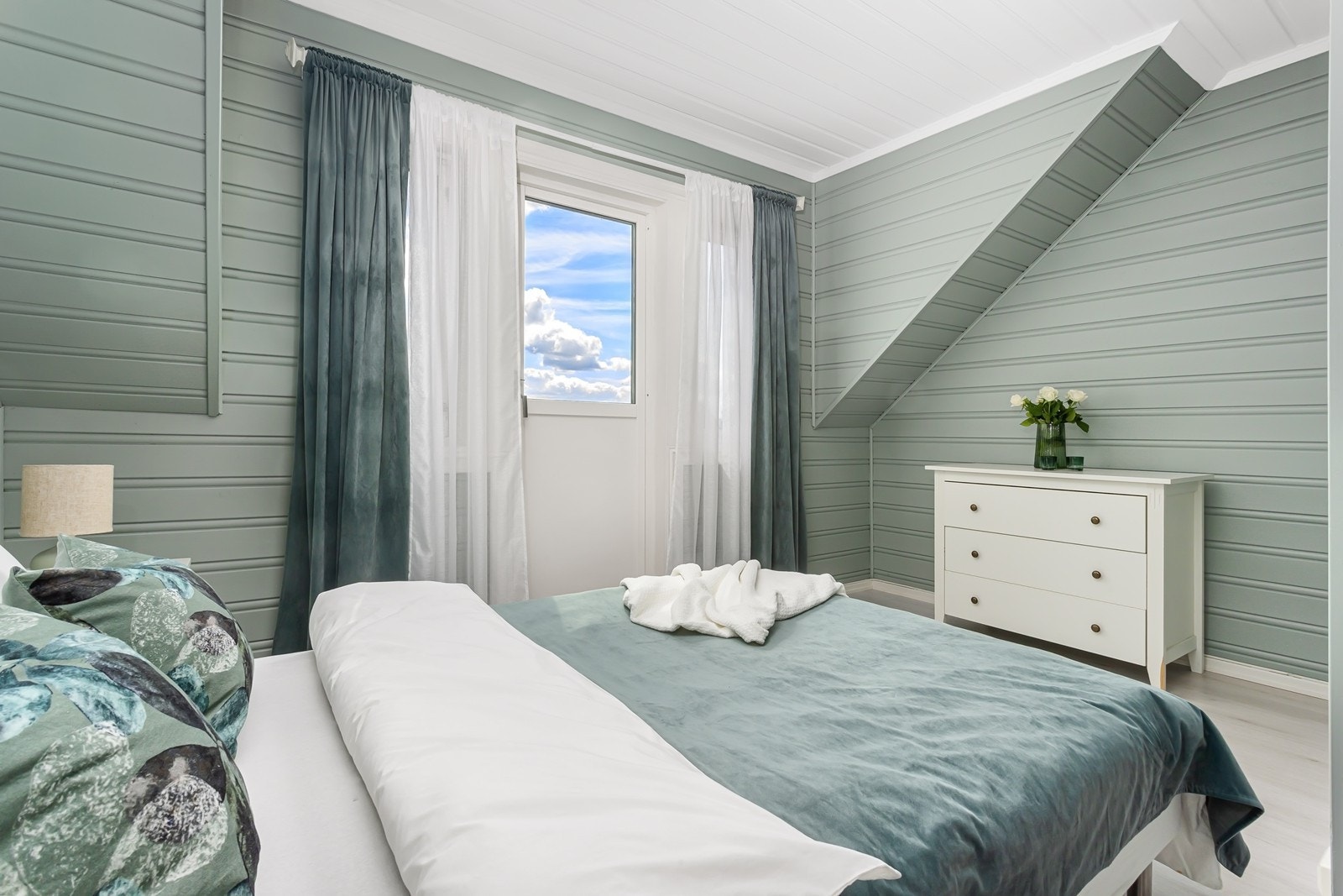 Fra soverommet er det direkte utgang til en hyggelig balkong der en kan sitte å nyte morgenkaffen. Galleribilde