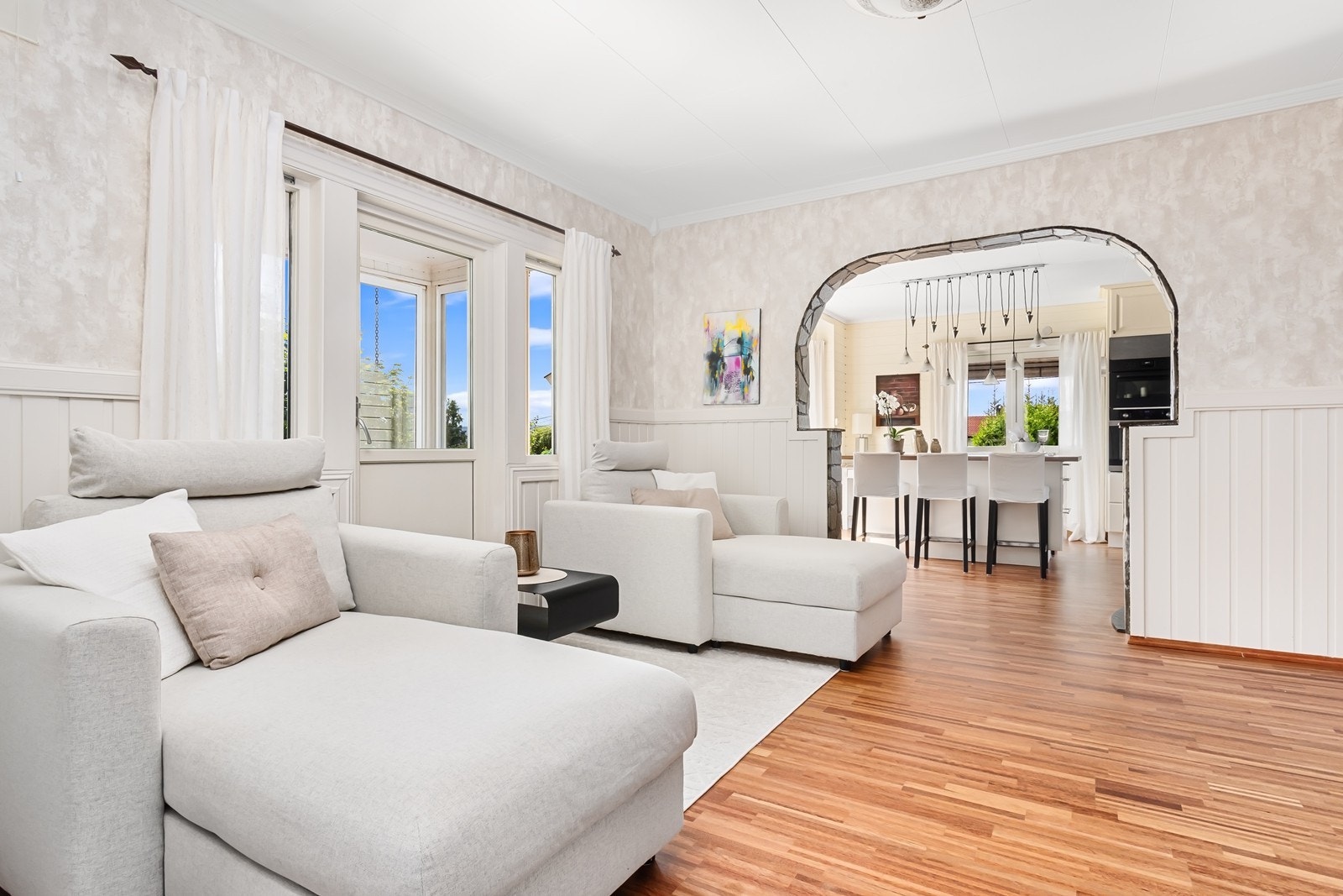 Adskilt tv-stue med rom for en romslig sofakrok eller sittegruppe og tv-møblement. Galleribilde