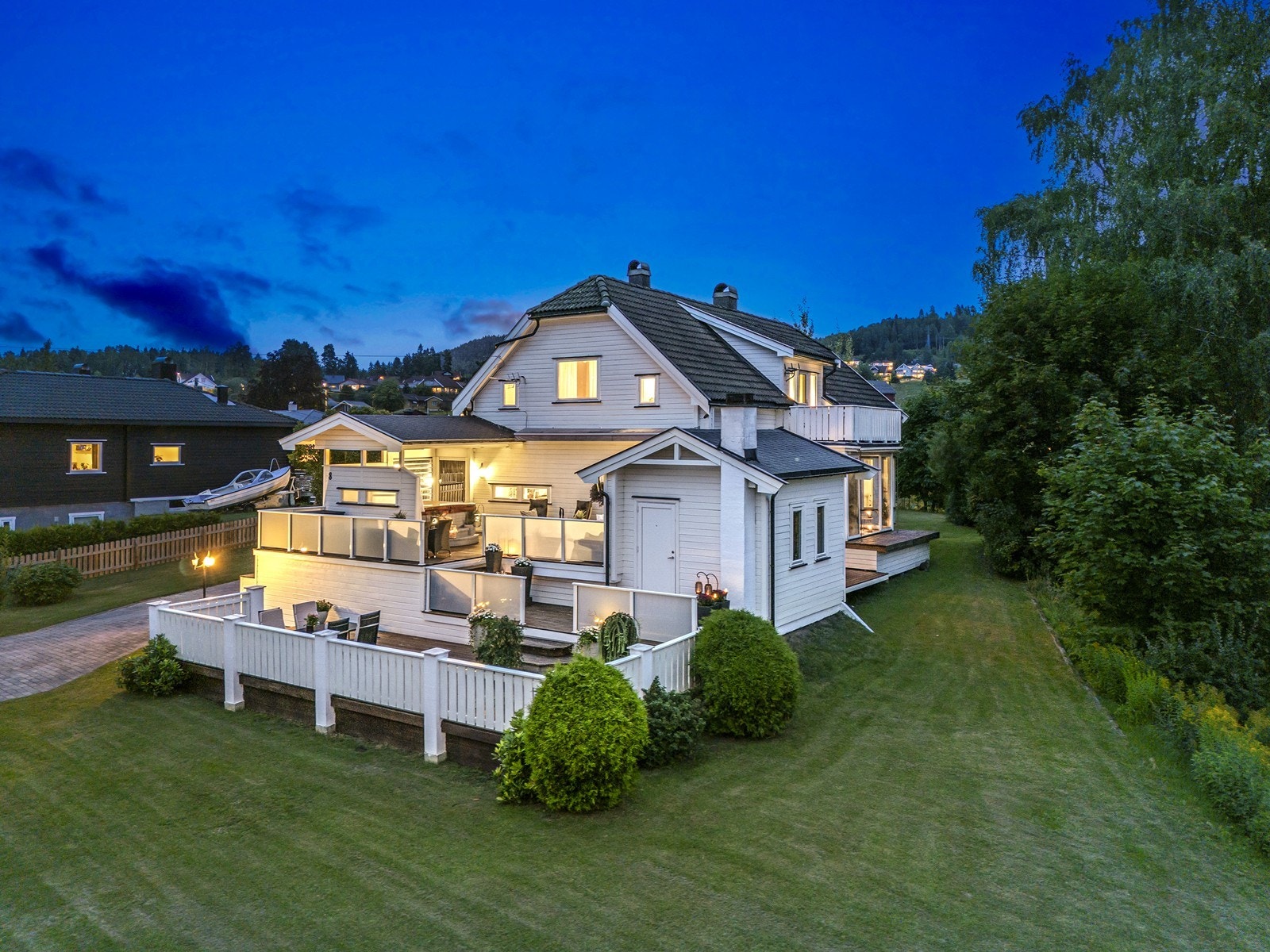 Innholdsrik enebolig beliggende på stor tomt i meget familievennlig boligfelt - solrike uteplasser og dobbelgarasje! Galleribilde