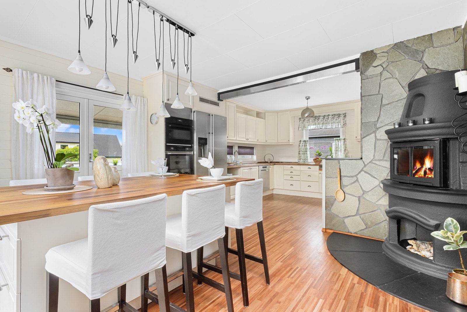 Blikkfanget på kjøkkenet er den stemningsfulle peisen som varmer godt ved litt kaldere vinterdager. Galleribilde