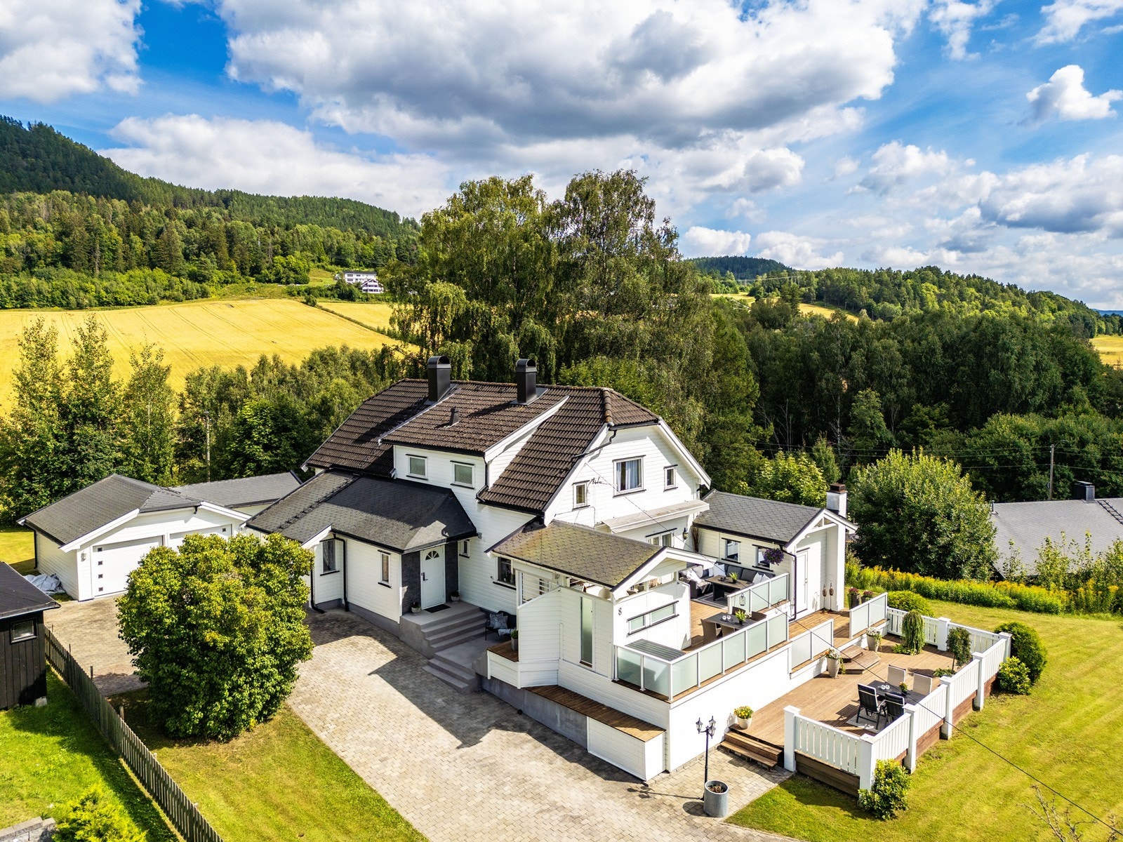 Uteområdene er perfekte for middagsselskaper og hagefest. Galleribilde