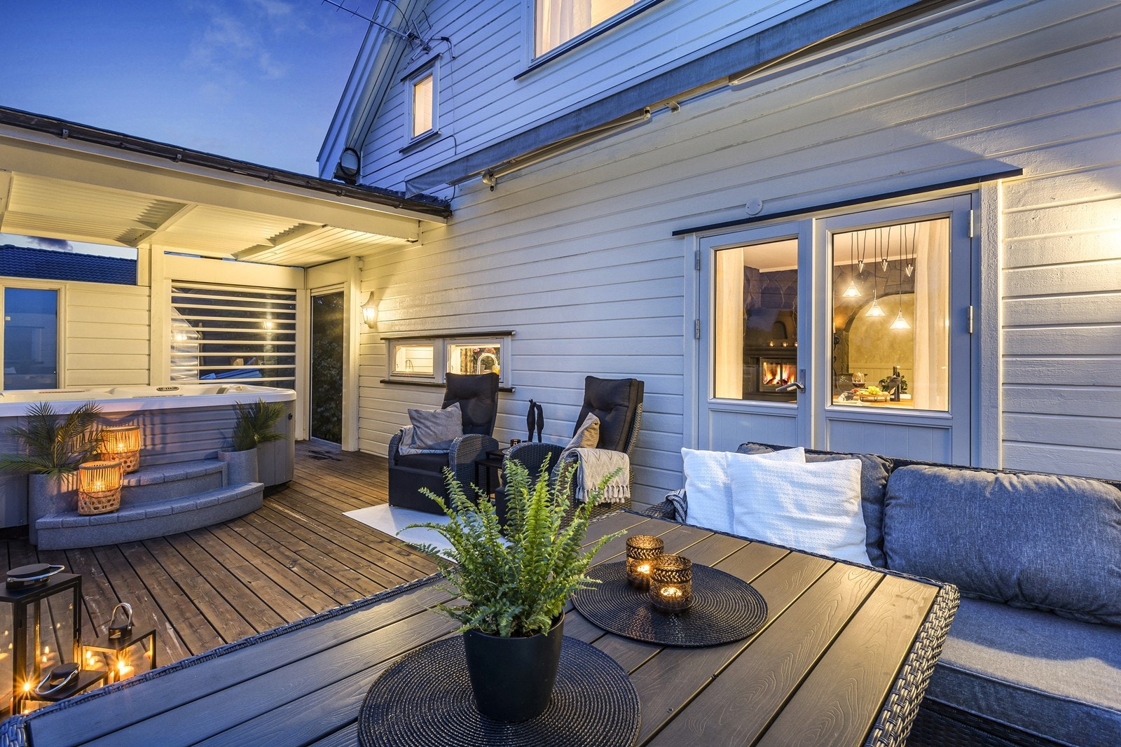 Det er montert et deilig boblebad under paviljongen på terrassen, som kan nytes i gode venners lag. Galleribilde