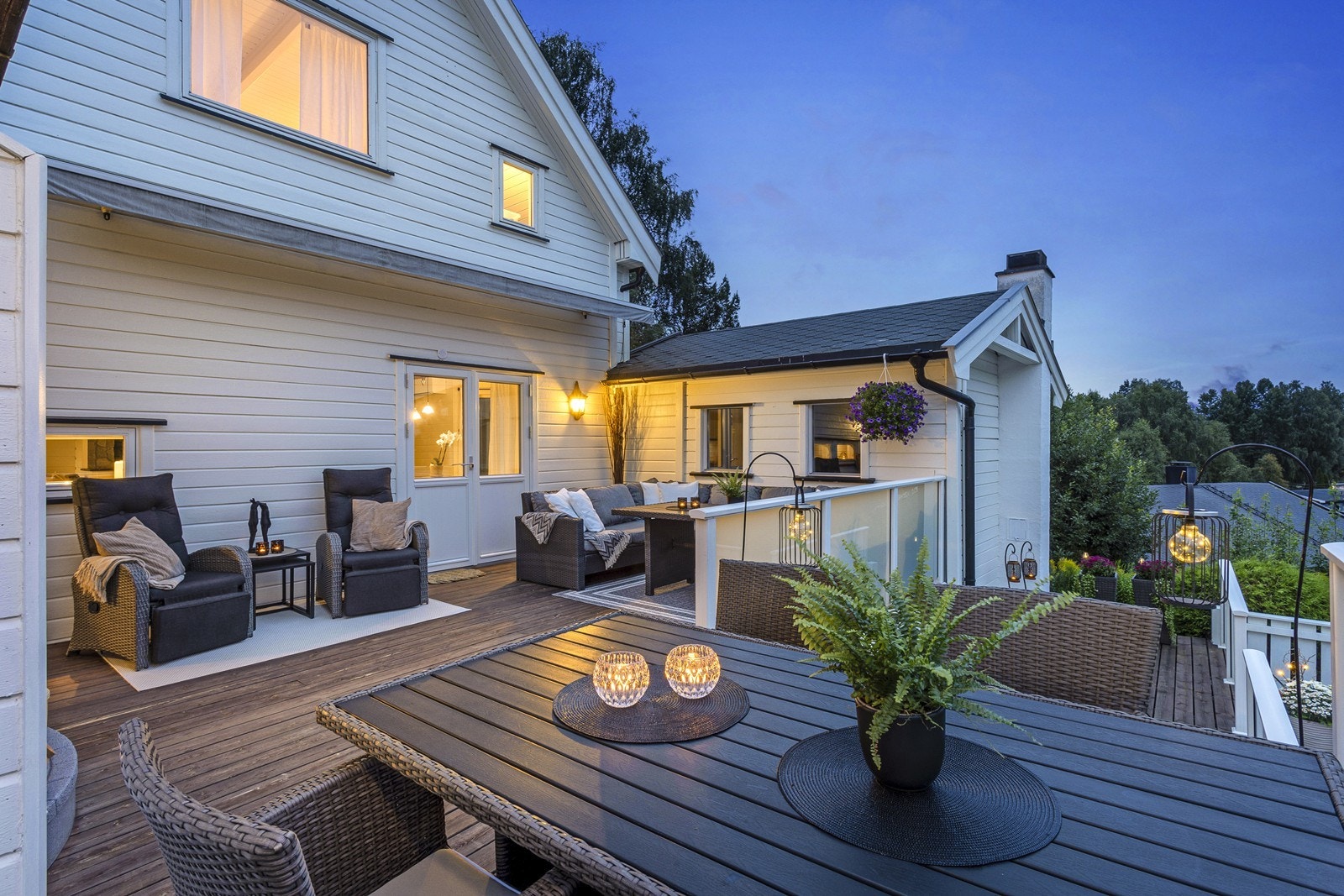 Terrassen er møblert med flere soner, slik at en kan nye solgangen til det fulle. Galleribilde