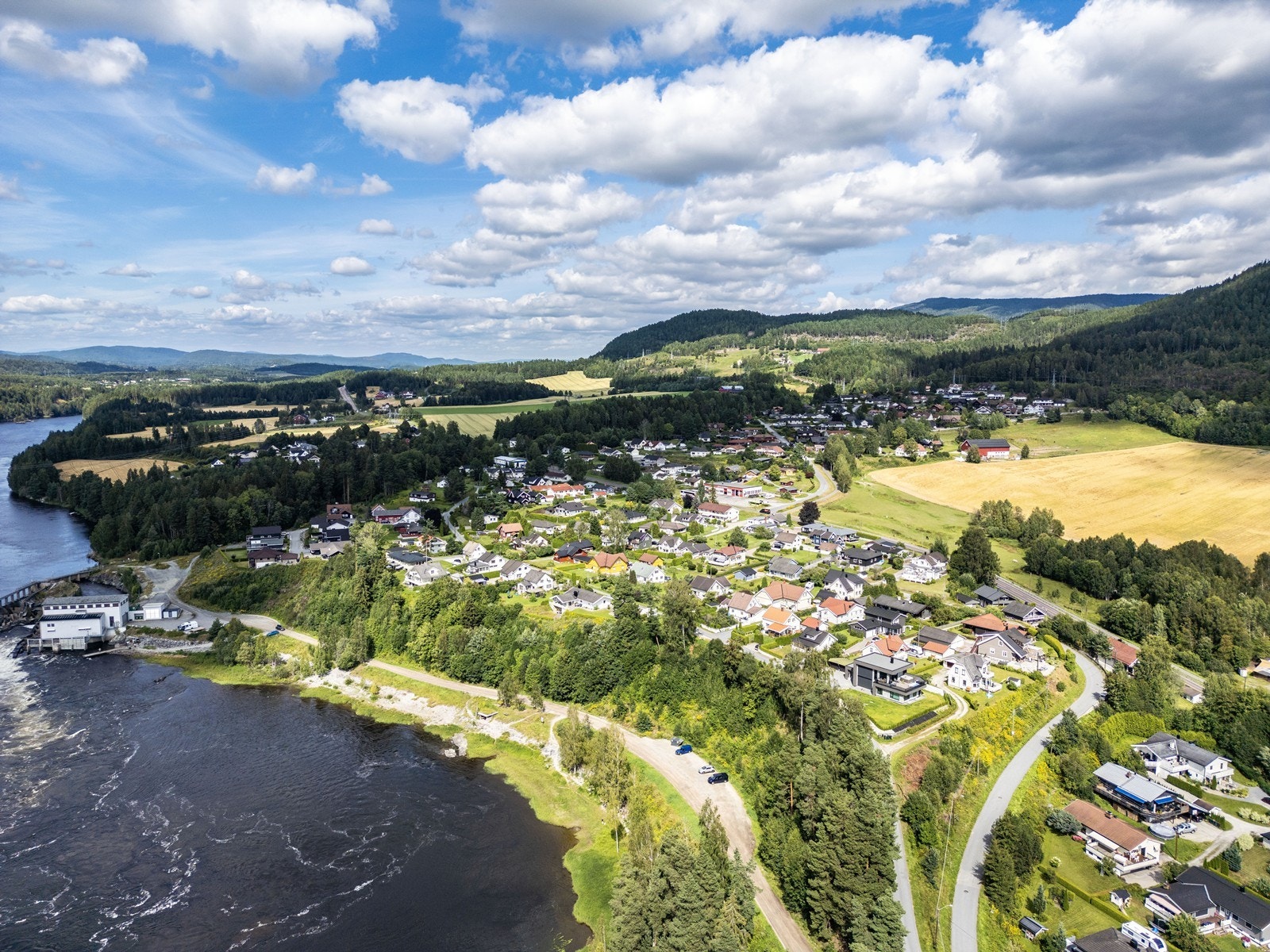 Fantastiske turmuligheter langs elvestien ved Drammenselva, som også er en av Norges beste lakseelver. Galleribilde