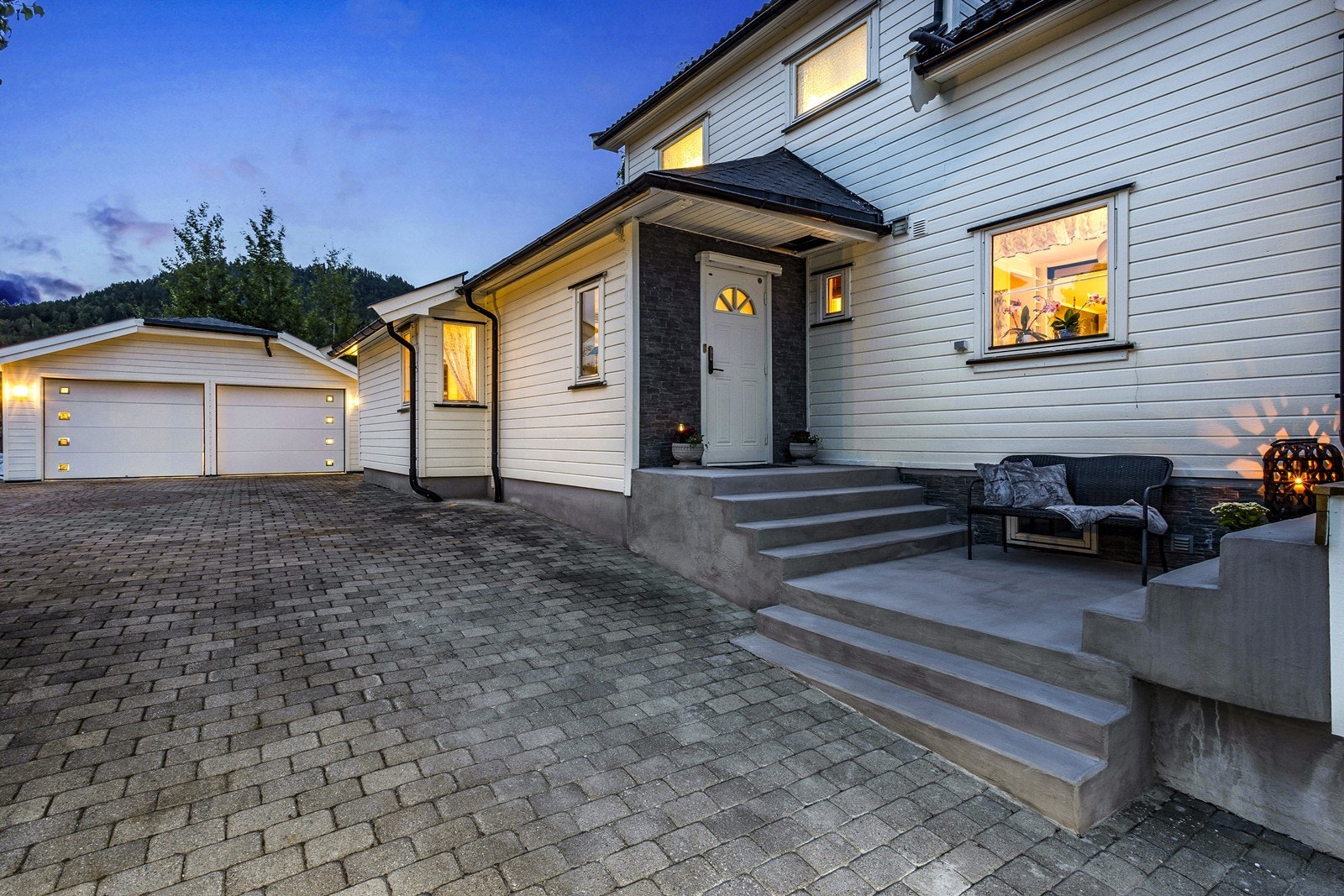 Eiendommen har en særdeles flott og stor tomt på nesten 2 mål med skjermede uteområder som er meget pent opparbeidet og påkostet gjennom tiden. Galleribilde