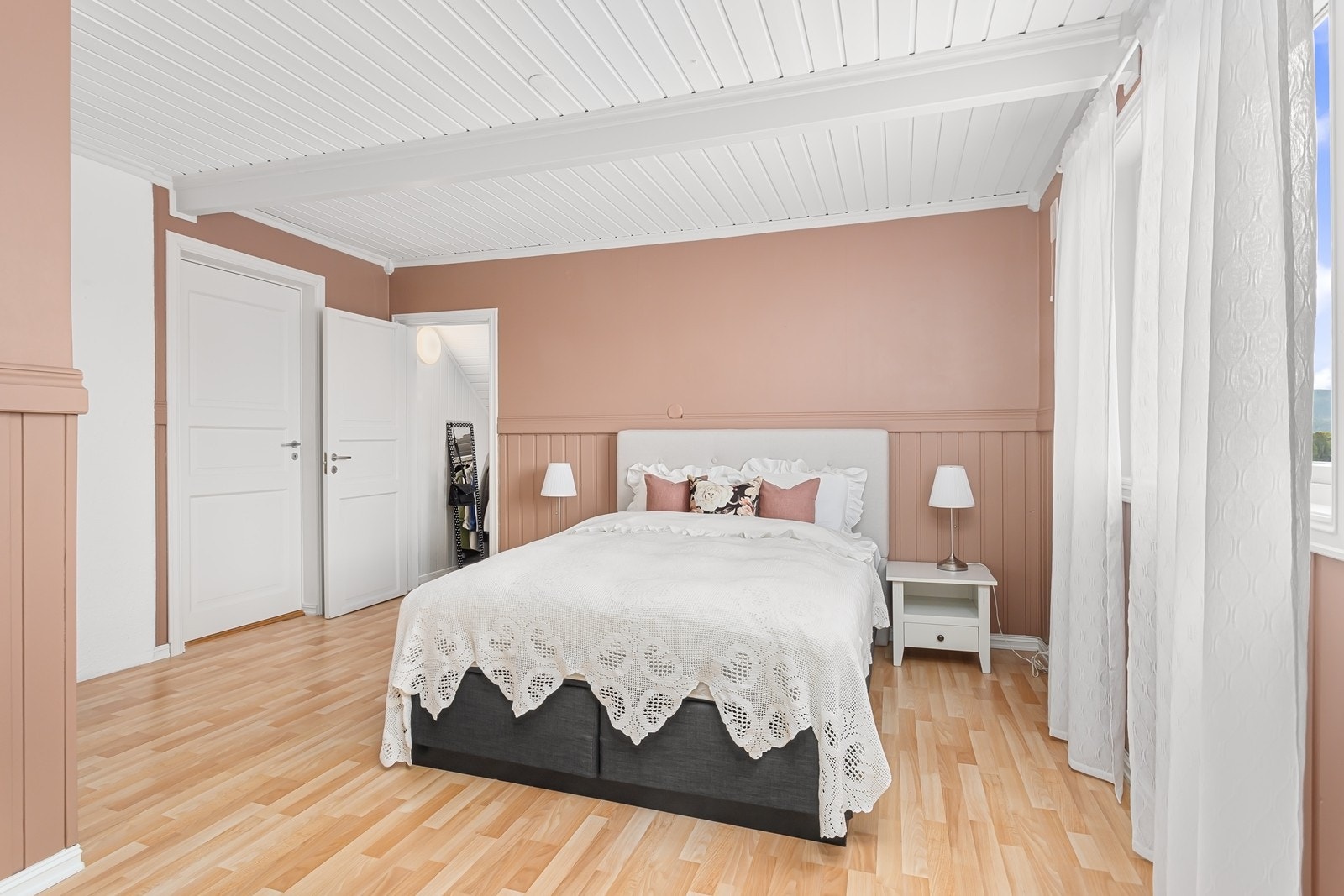 Hovedsoverommet er delikat innredet og malt i en dus gammelrosa farge, som gir en behagelig stemning til rommet. Galleribilde