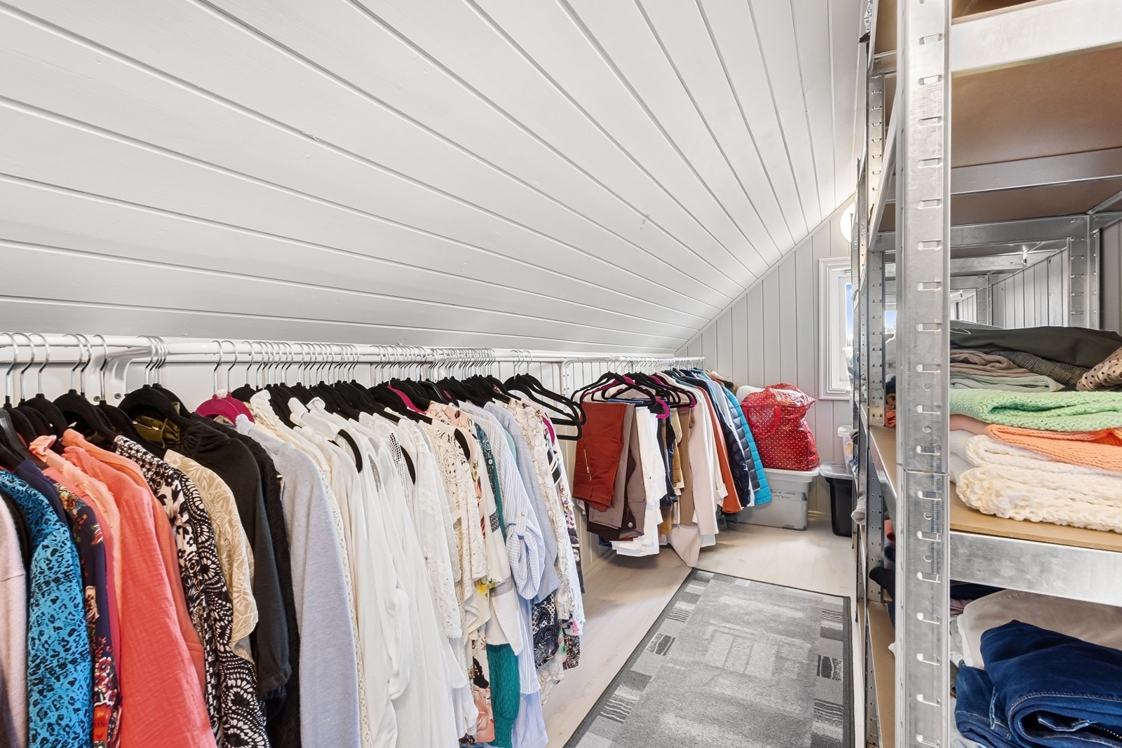 I tilknytning til rommet finnes et walk-in closet innredet med hylleløsninger og kleshengeroppheng. Galleribilde