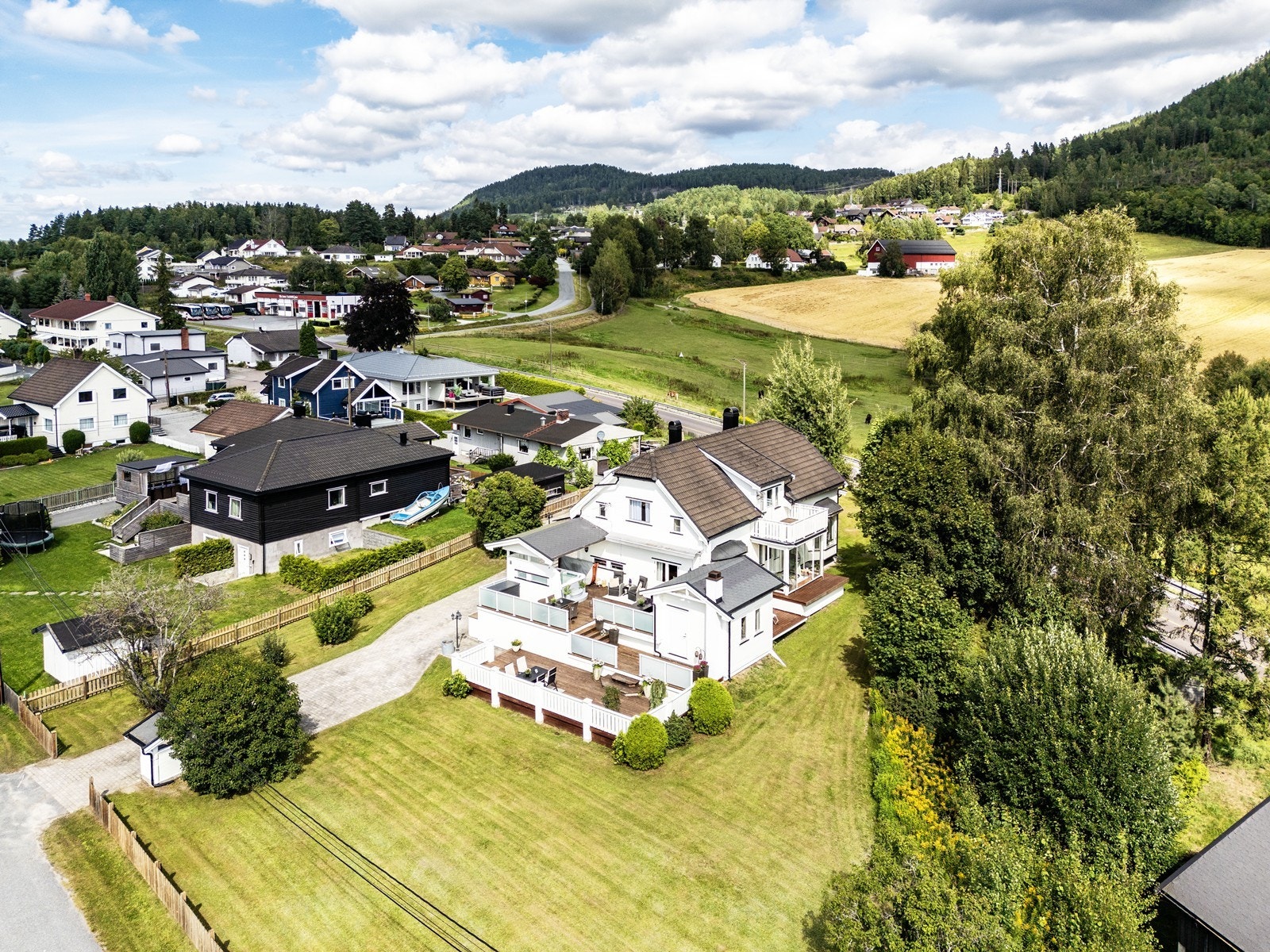 Kort vei til barneskoler, idrettsanlegg, barnehager, ungdomsskole og Hokksund videregående skole. Galleribilde