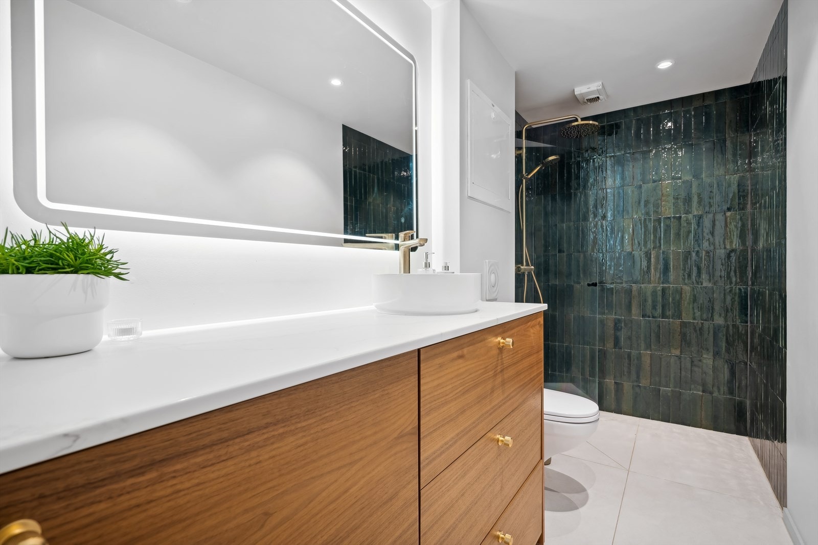 Delikat baderom flislagt gulv med elektriske varmekabler og opplegg for vaskemaskin. Galleribilde