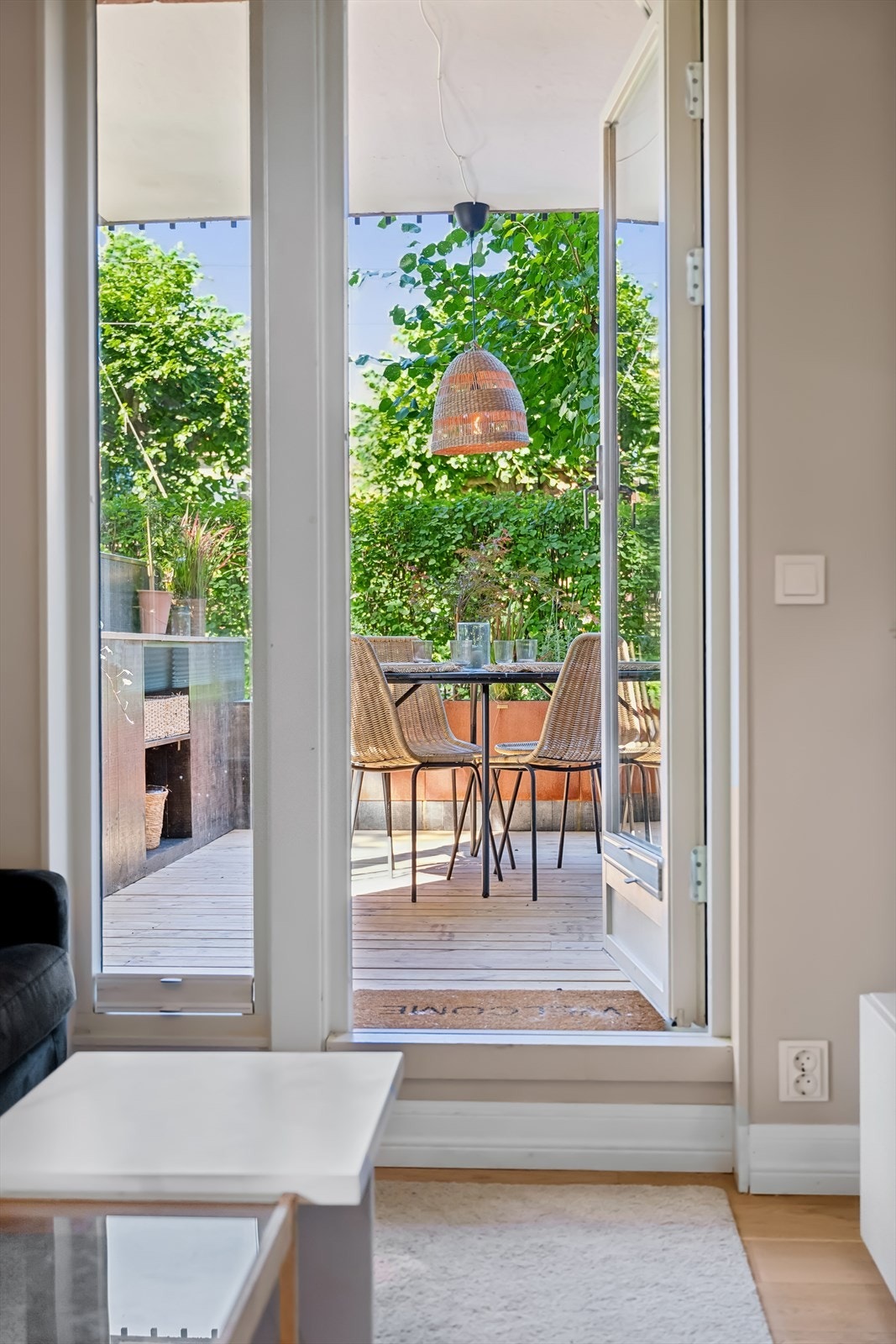 Fra stuen er det utgang til en herlig markterrasse med masse sol. Galleribilde