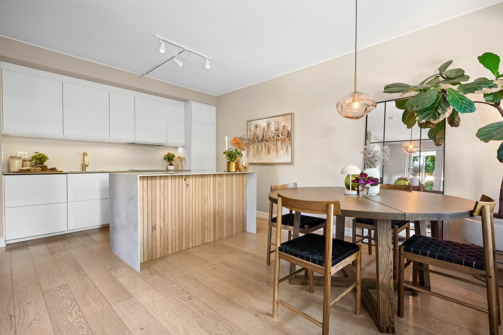 Kjøkkenet har godt med både skap- og benkeplass. Galleribilde