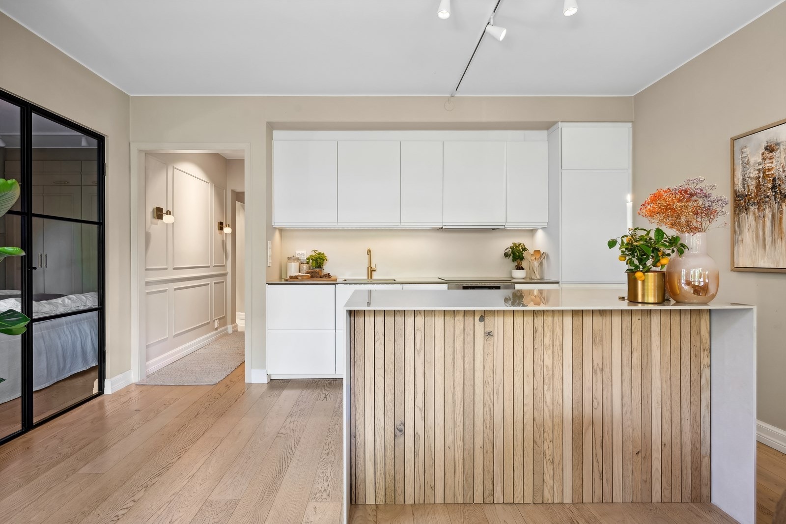 Lekker kjøkkenøy bestående av kvartskompositt og moderne spiler. Galleribilde