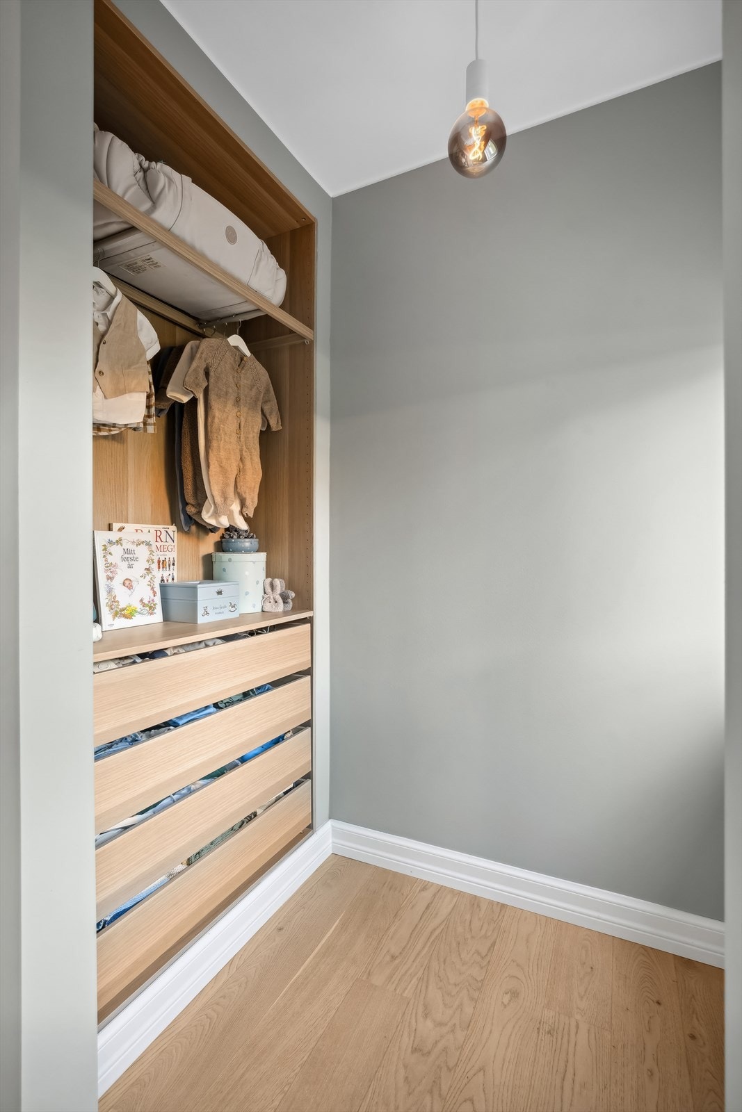 Soverom II har et eget walk-in-closet med god plass til oppbevaring. Galleribilde