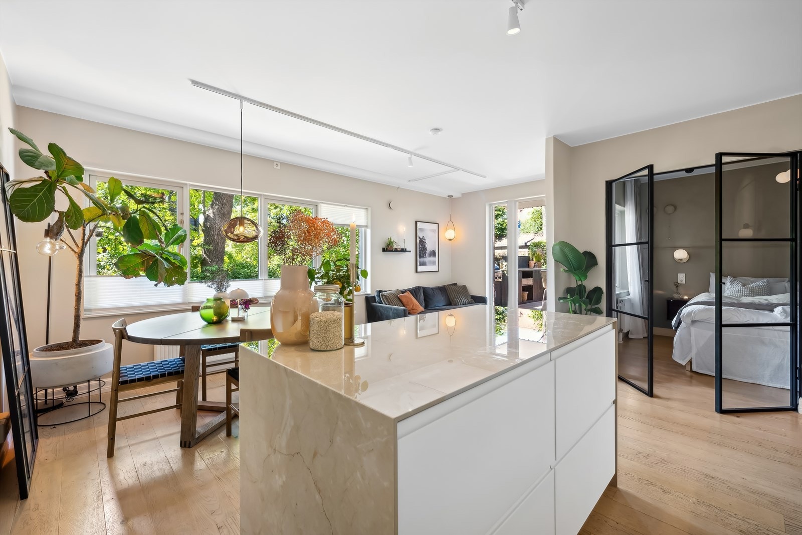 Innvendig er leiligheten pusset opp og har flere flotte detaljer. Galleribilde