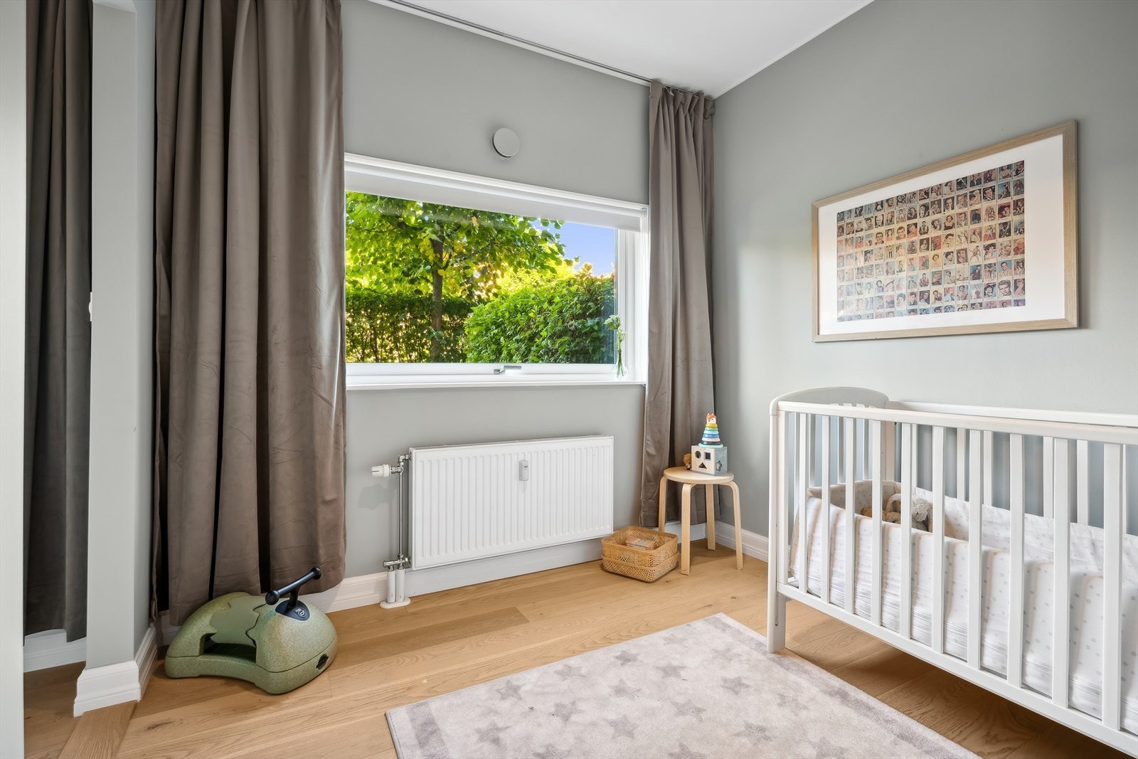 Begge soverommene har god plass til stor seng og tilhørende møblement. Galleribilde