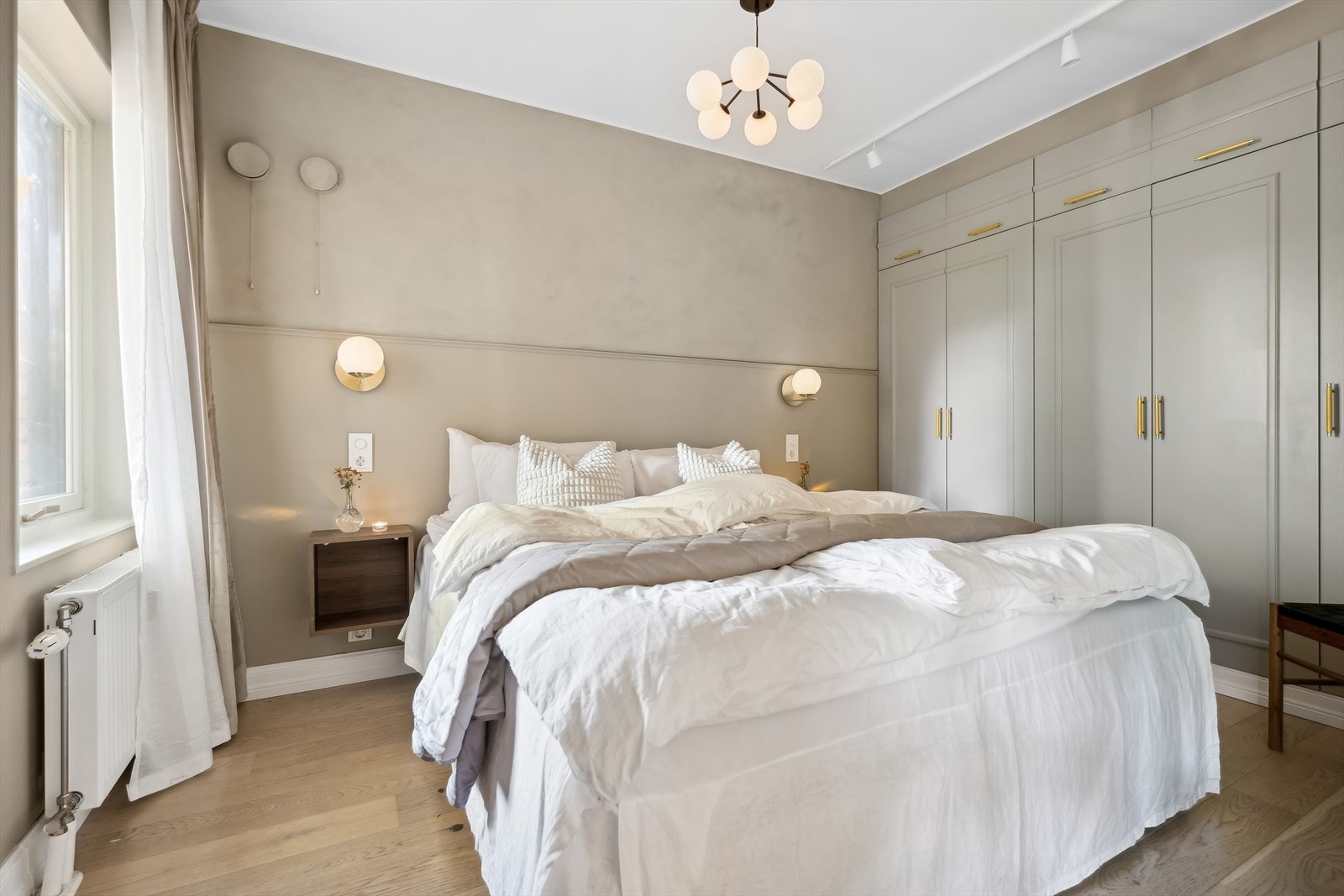 Hovedsoverommet har stort, plassbygd garderobeskap som har rikelig med oppbevaringsplass. Galleribilde