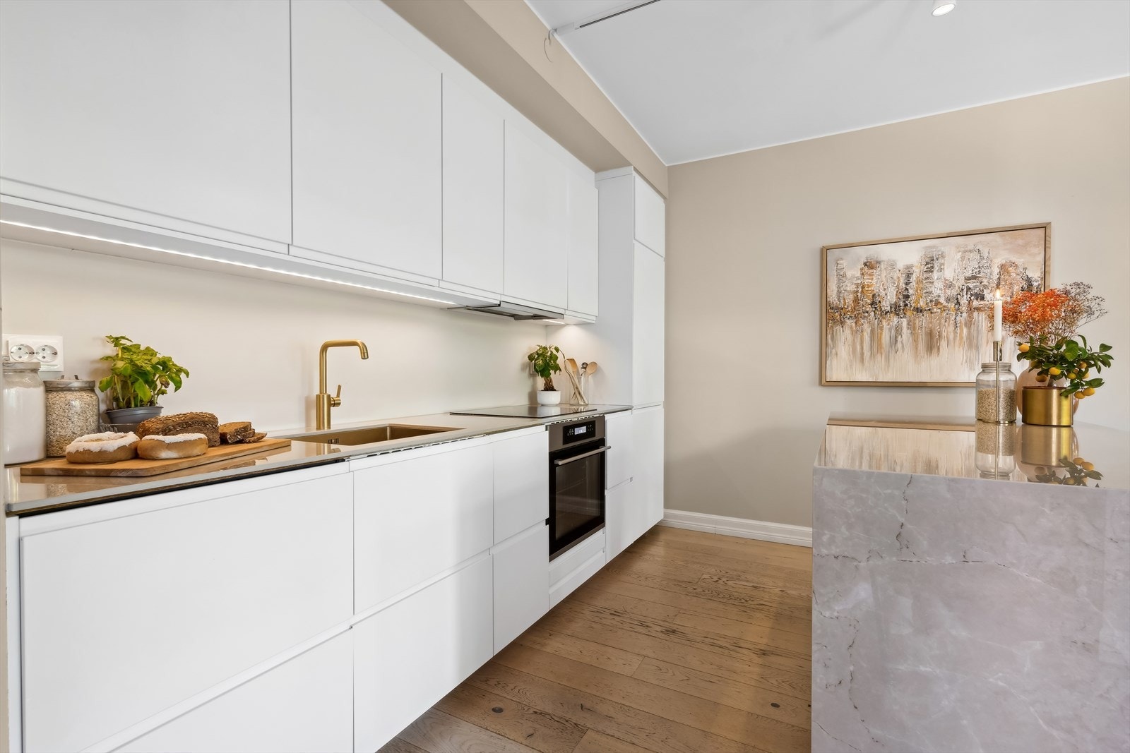 Tidløs kjøkkeninnredning fra 2017, oppgradert i 2023 med kvartskompositt benkeplate og ny vask + blandebatteri. Galleribilde