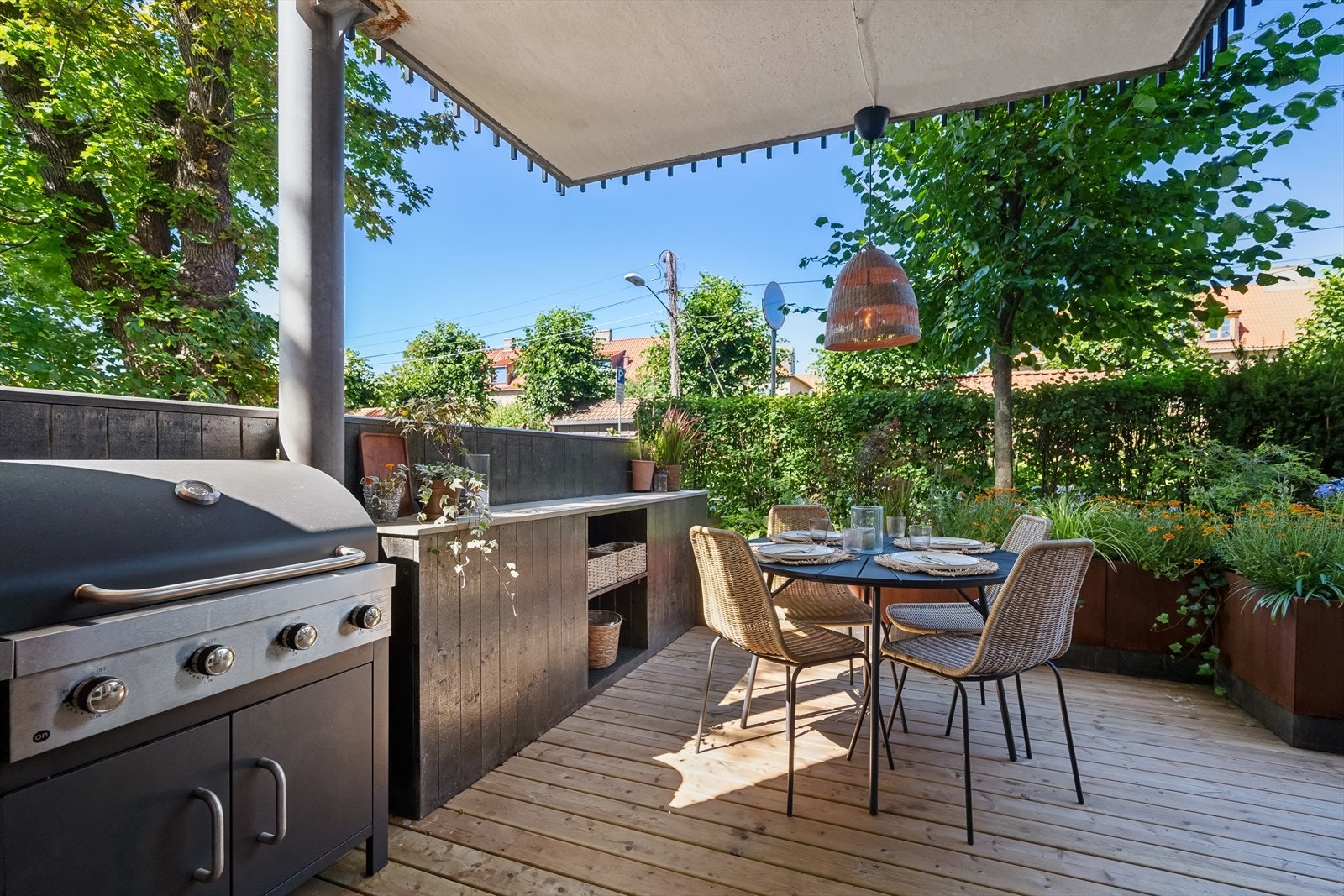 Her er det også et enkelt utekjøkken og god plass til stor grill. Galleribilde