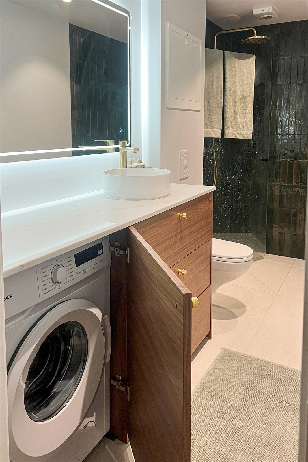 Svært lekker snekkertilpasset baderomsinnredning - ny i 2023. Galleribilde