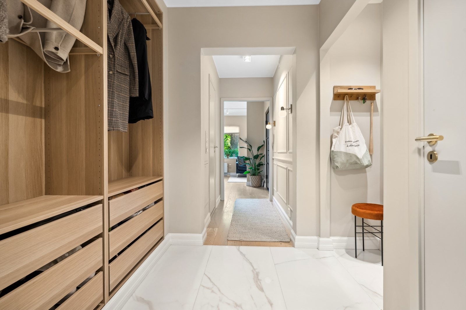 Her ønskes du velkommen inn i romslig, flislagt entré med god plass til å henge fra deg ytterklær. Galleribilde