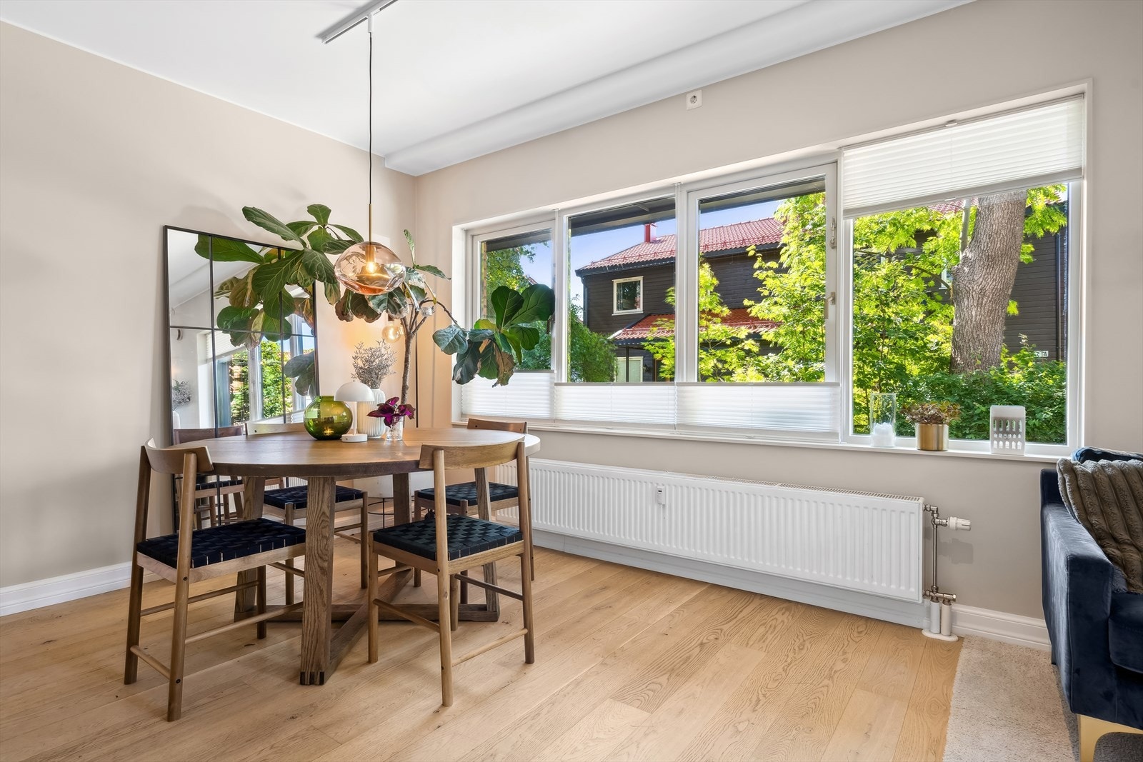 Her er det store vinduer som slipper inn mye naturlig lys og skaper en god atmosfære i rommet. Galleribilde