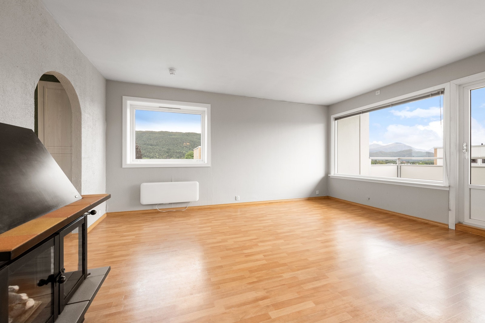 Stuen er beliggende på hjørne mot sydvest og har gode lysforhold fra store vindusflater Galleribilde