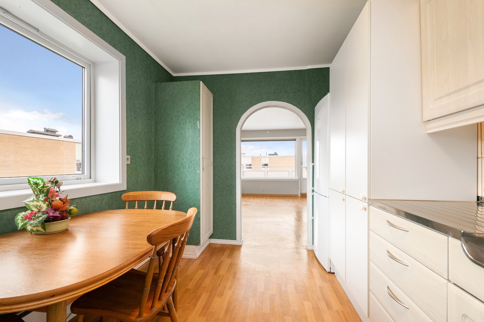 Fra kjøkken mot stue. Det er god plass til spisebord i kjøkkenet Galleribilde