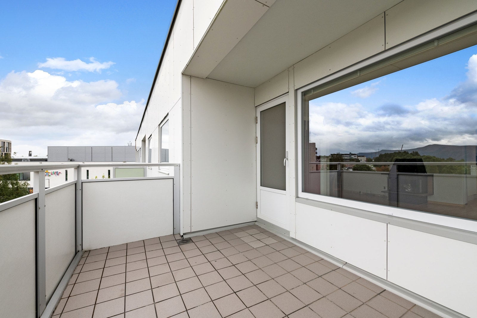 Flislagt balkong mot vest med utgang fra stue Galleribilde