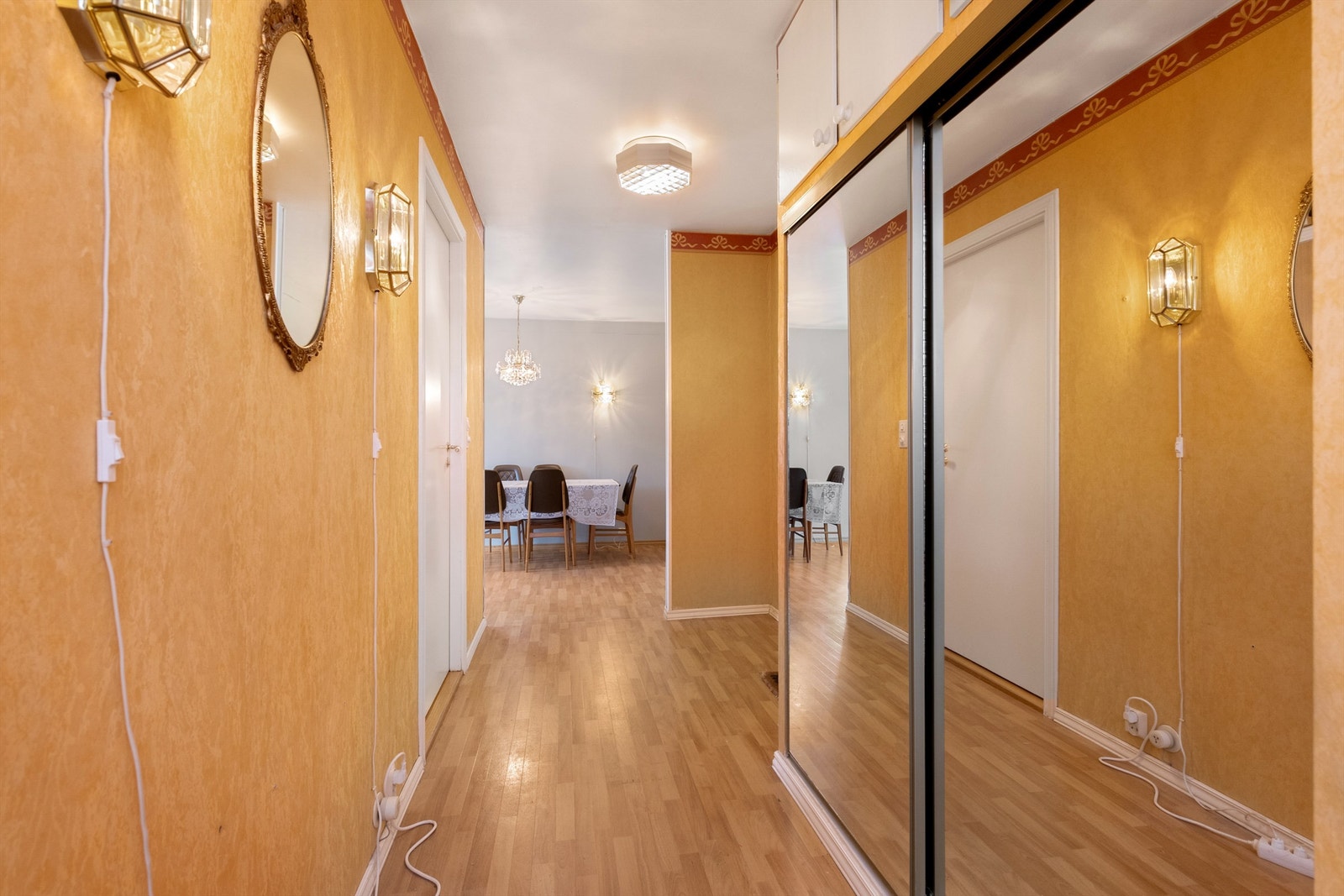 Romslig gang med skyvedørsgarderobe Galleribilde