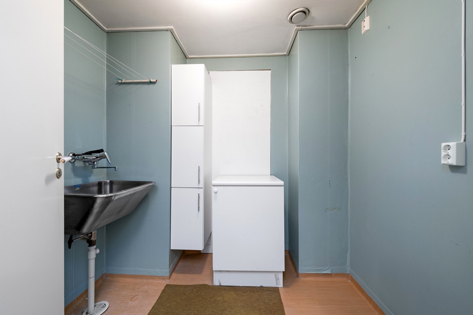 Vaskerom med utslagsvask og noe innredning Galleribilde