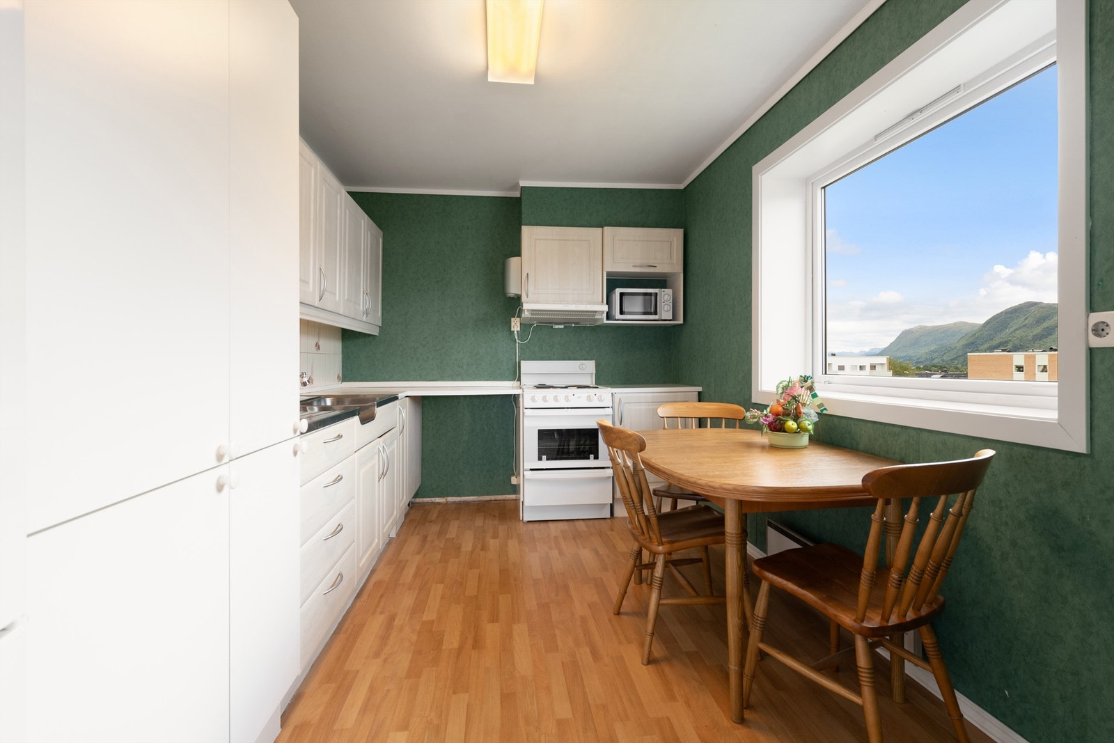 Kjøkkenet er beliggende mot syd og har plass til spisebord Galleribilde