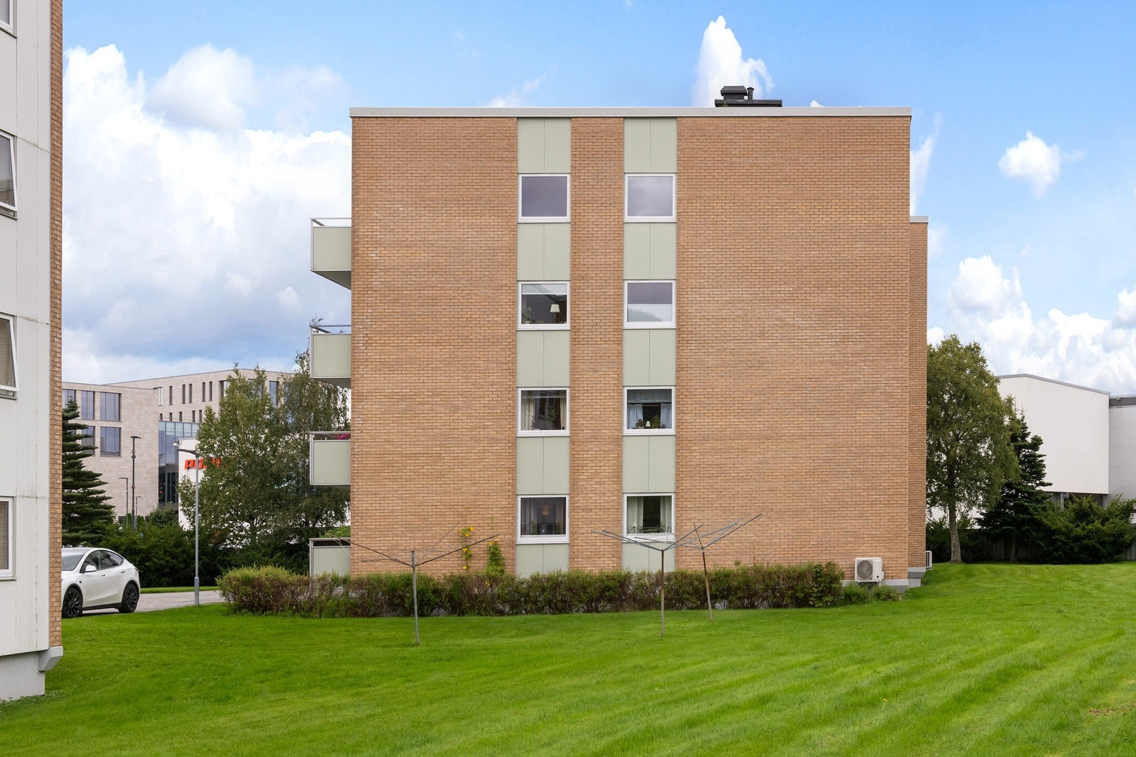 Fasade mot syd med et vindu i kjøkken og et vindu i stuen Galleribilde