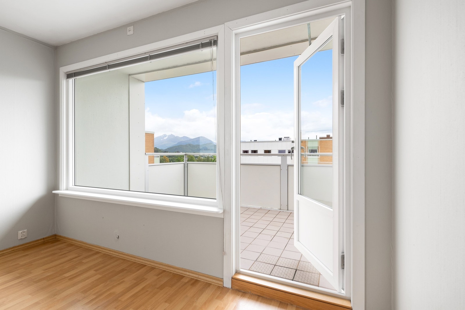 Fra stuen er det utgang til balkong mot vest Galleribilde