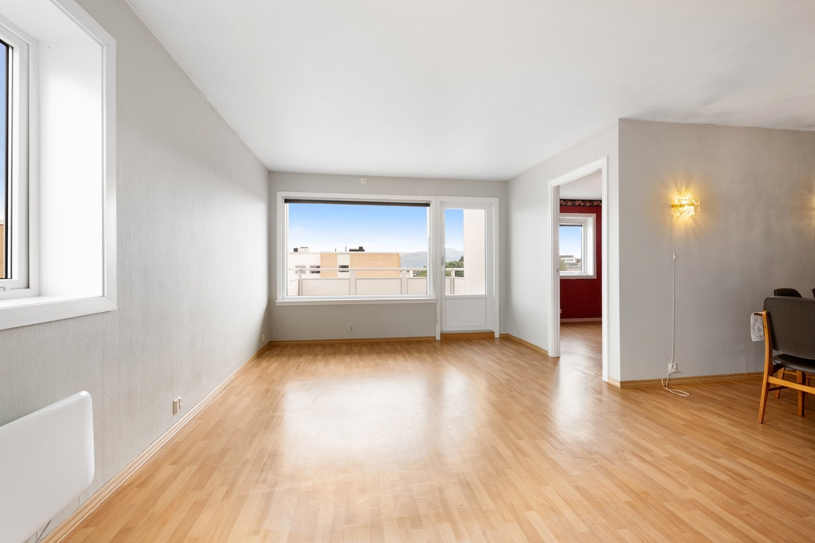 Stue med utgang til balkong og dør til soverom 4 Galleribilde