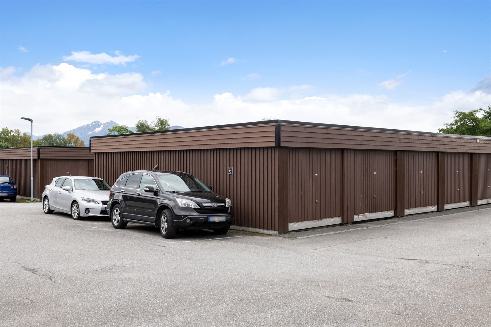 Felles garasjeanlegg i borettslaget hvor leiligheten disponerer 1 garasje med port. I tillegg er det gjesteparkeringsplasser på felles tomt Galleribilde