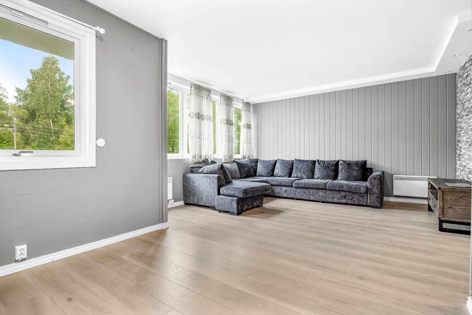 Stor stue med god plass til sofa, evt spisebord. Galleribilde