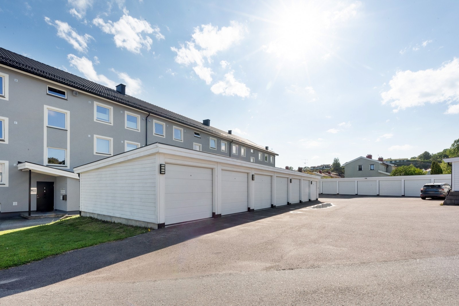 Parkering på felles parkeringsområde. Galleribilde