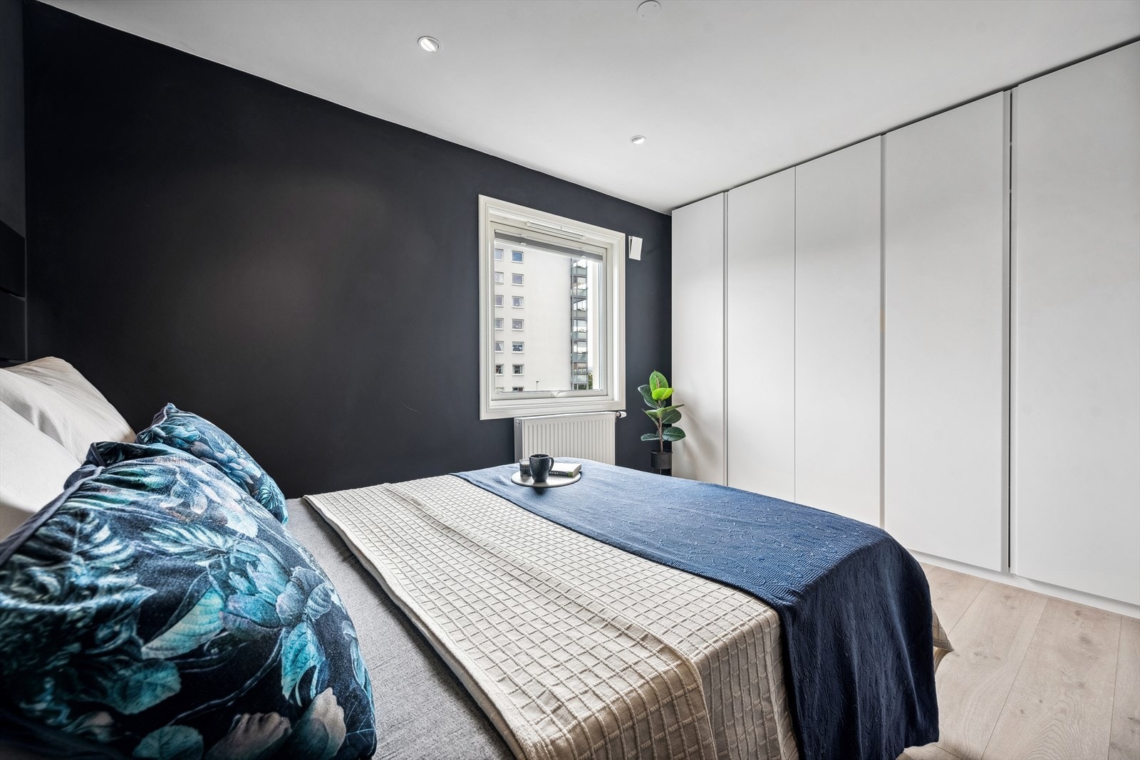 Garderobeskap medfølger. Galleribilde