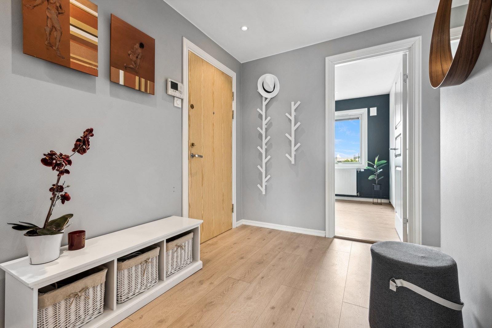 Velkommen inn! Innbydende og romslig entre. Galleribilde