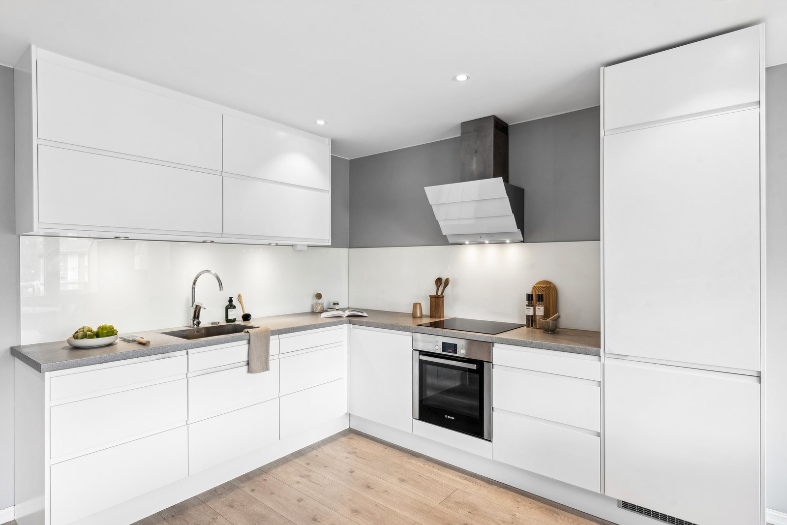 Lekkert kjøkken med god arbeidsplass. Integrerte hvitevarer medfølger. Galleribilde